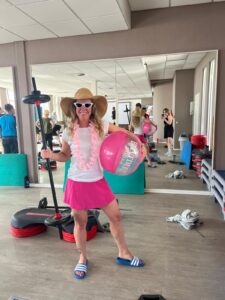 Flexx Fitnessstudio Beach Party Frau beim Posen